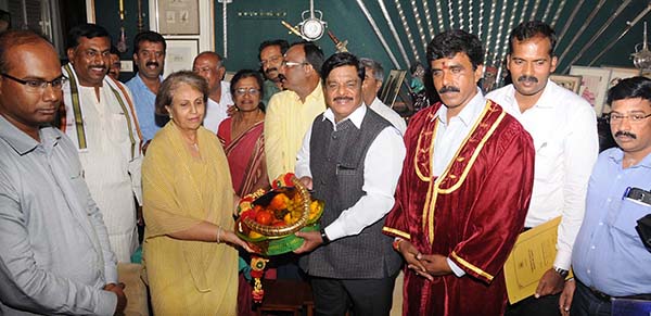 ದಸರಾ ಹಿನ್ನಲೆ ರಾಜಮನೆತನಕ್ಕೆ ಅಧಿಕೃತ ಆಹ್ವಾನ ನೀಡಿದ ಜಿಲ್ಲಾಡಳಿತ